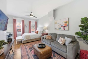 Una televisión, una oficina