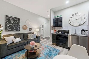 Una televisión, una oficina