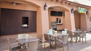 Outdoor dining - Resort with 1 bdrm close to Waste Mngmt. Phoenix Golf Tournament in Scottsdale (Scottsdale)