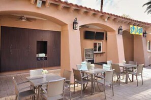 Outdoor dining - Resort with 1 bdrm close to Waste Mngmt. Phoenix Golf Tournament in Scottsdale (Scottsdale)