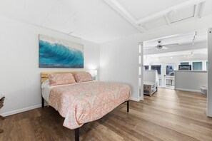 Desk, iron/ironing board, travel cot, WiFi - Beach to Bay  The Ultimate SD location (San Diego)