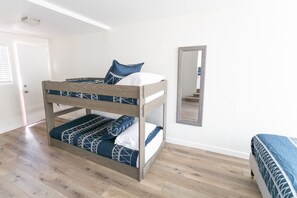 Desk, iron/ironing board, travel cot, WiFi - Beach to Bay  The Ultimate SD location (San Diego)