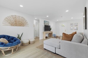 TV - One Block to Beach! 4BR w/ Game Room + Parking (San Diego)