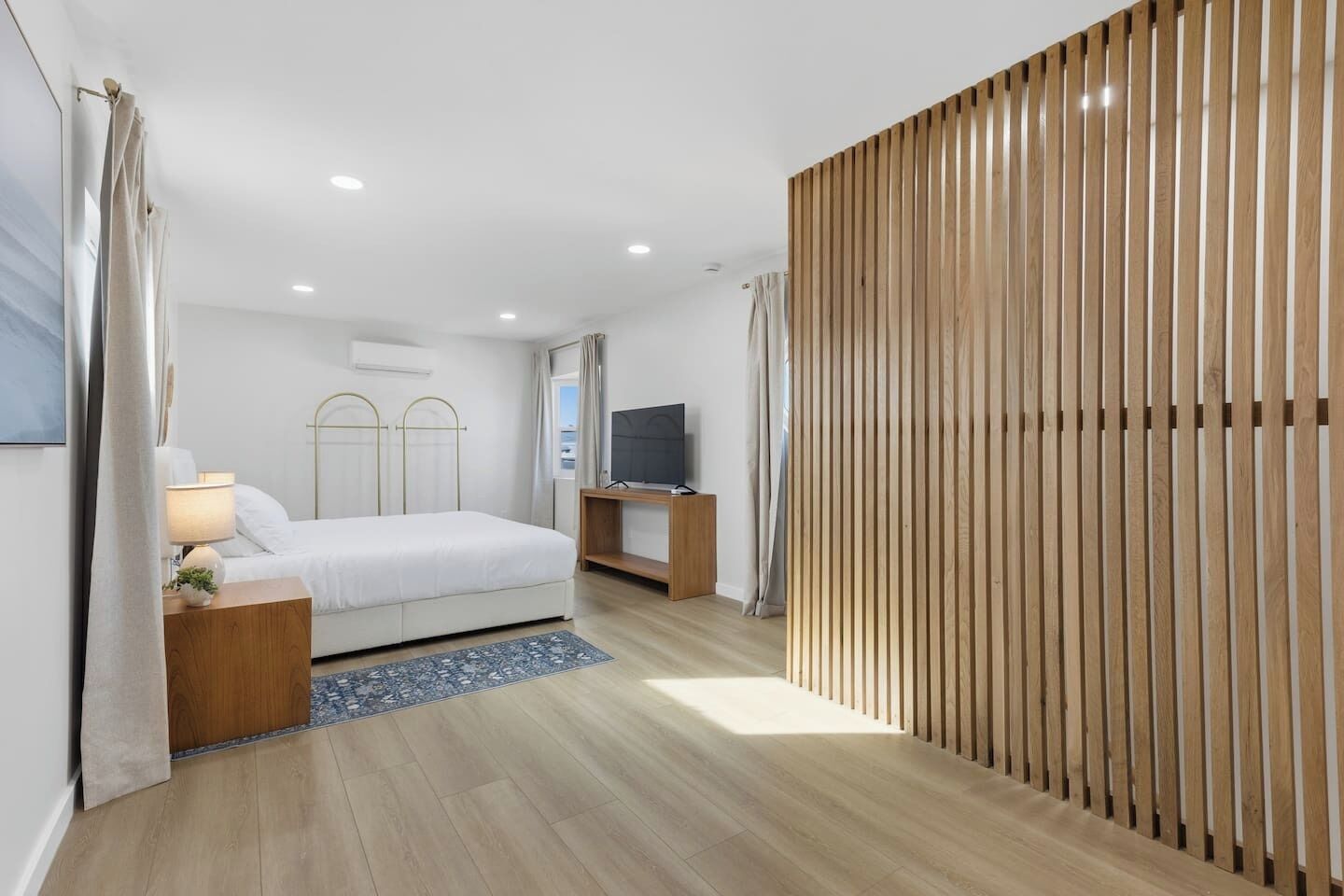 Tabla de planchar con plancha, cuna de viaje, wifi y ropa de cama 