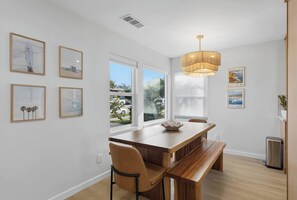 Dining - One Block to Beach! 4BR w/ Game Room + Parking (San Diego)