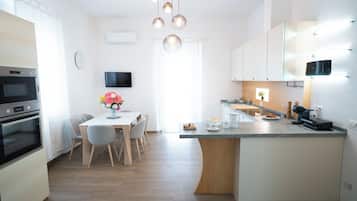 Een koelkast, een microgolfoven, een oven, een kookplaat