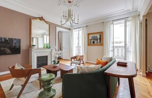 TV - A REFINED & UNFORGETTABLE PARISIAN EXPERIENCE IN THE HEART OF THE MARAIS (Paris)