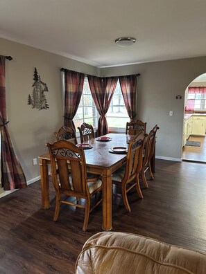 Dining - River House at Rising River (Roseburg)