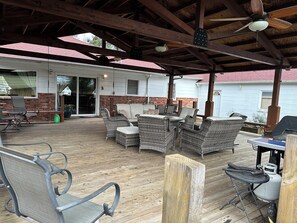 Outdoor dining - River House at Rising River (Roseburg)