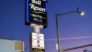 Un panneau indiquant un motel proposant des équipements tels que le Wi-Fi gratuit, un four à micro-ondes et un parking.