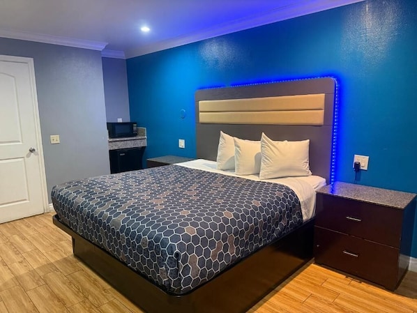 Desk, free WiFi - Bell Resort Motel (Bell Gardens)