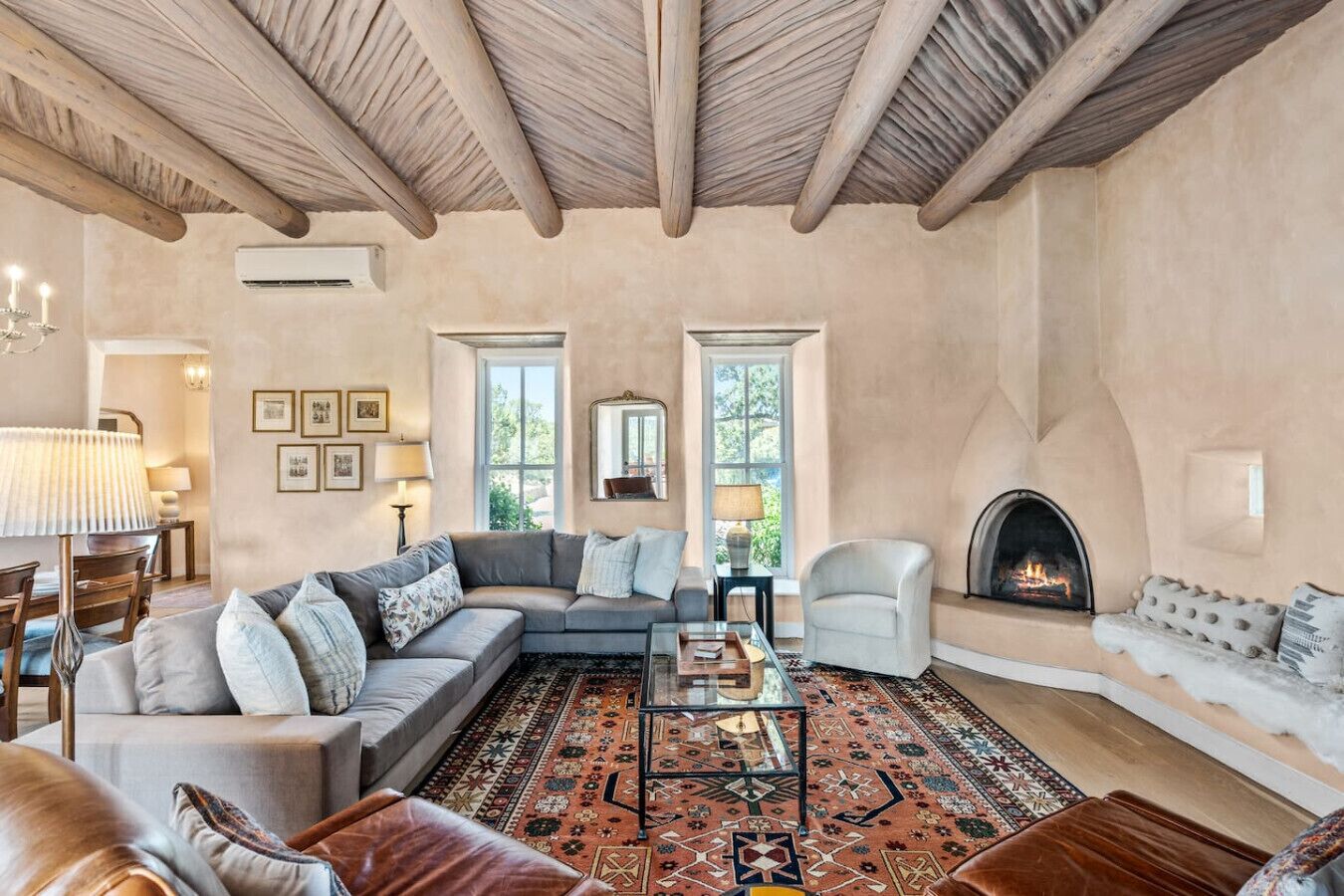 Una televisión, una chimenea