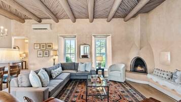 Una televisión, una chimenea