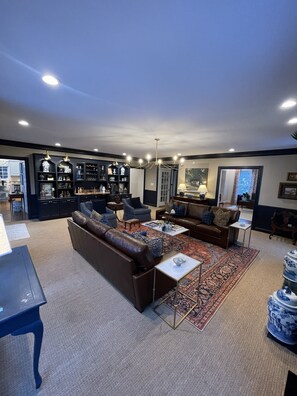 Interior - DERBY 152 House For Rent
Spacious 6-bedroom home 15 minutes from Churchill Downs (Louisville)
