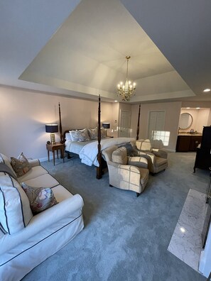 Smart TV, fireplace, table football, printers - DERBY 152 House For Rent
Spacious 6-bedroom home 15 minutes from Churchill Downs (Louisville)