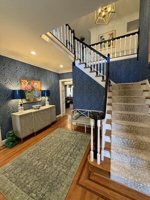 A spacious living area with a staircase leading to an upper floor. - DERBY 152 House For Rent
Spacious 6-bedroom home 15 minutes from Churchill Downs (Louisville)