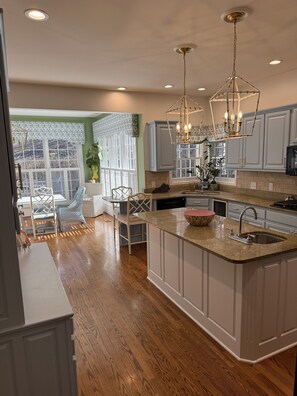 Interior - DERBY 152 House For Rent
Spacious 6-bedroom home 15 minutes from Churchill Downs (Louisville)