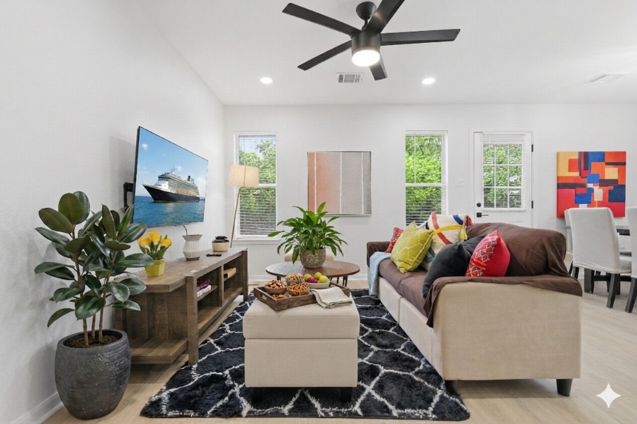 Smart-tv, ett bordtennisbord, böcker och kontor