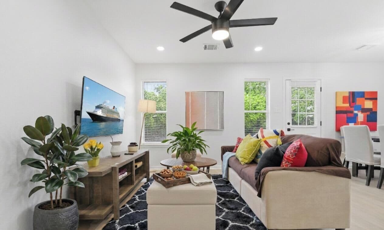 Smart TV, mesa de pingue-pongue, livros, escritórios