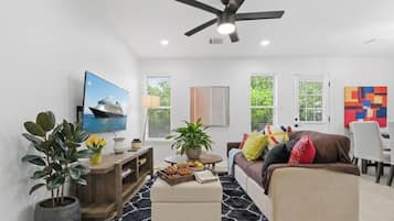 Smart TV, mesa de pingue-pongue, livros, escritórios