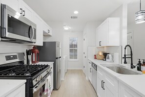 Køleskab, mikrobølgeovn, ovn, kogeplade