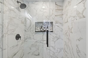 Ducha, artículos de tocador ecológicos, secador de pelo, toallas