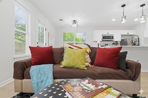 Smart TV, tenis de mesa, libros y oficina 