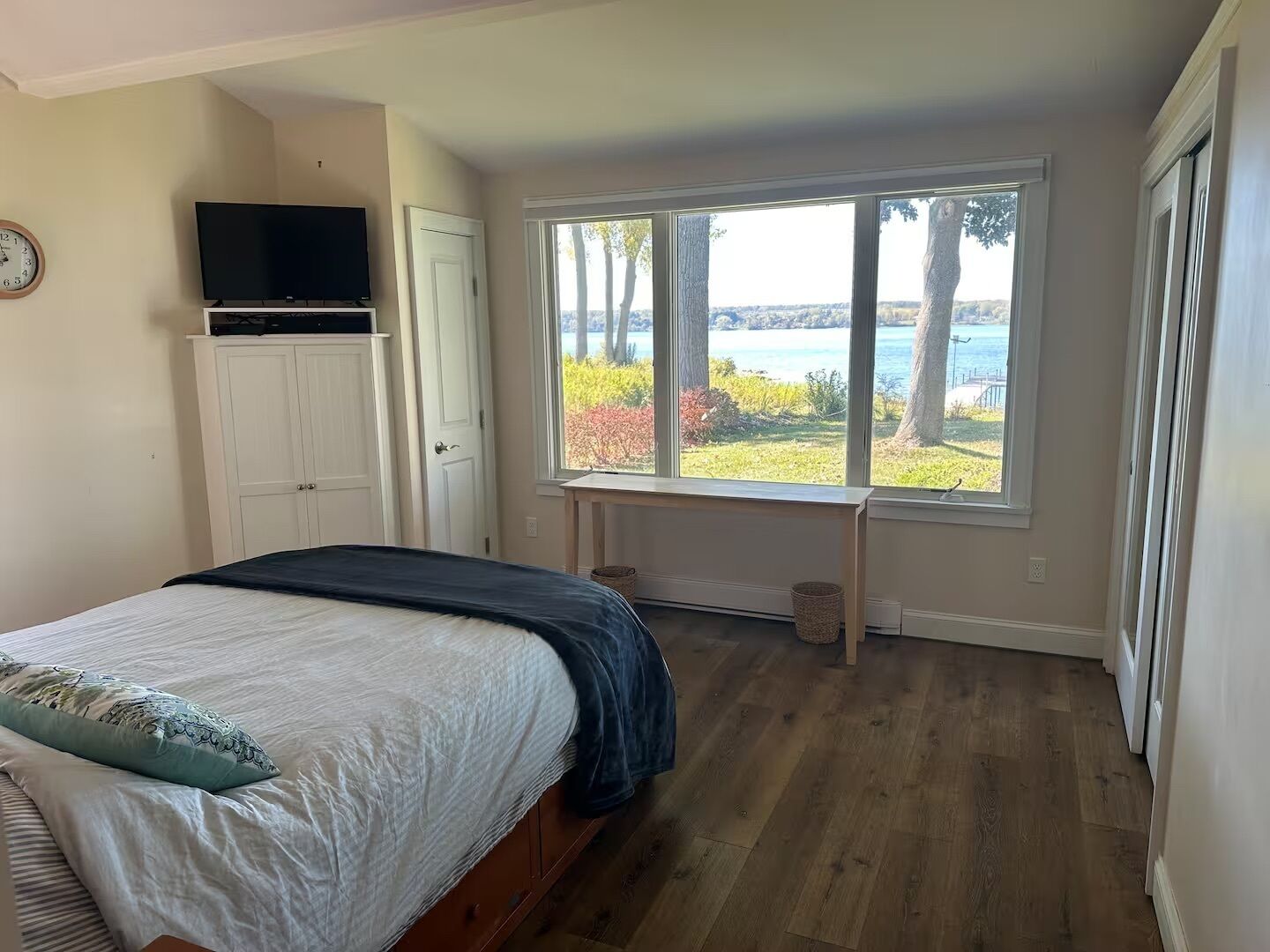 Tabla de planchar con plancha, wifi, ropa de cama