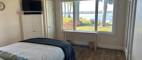 Planxa i posts de planxar, wifi i roba de llit