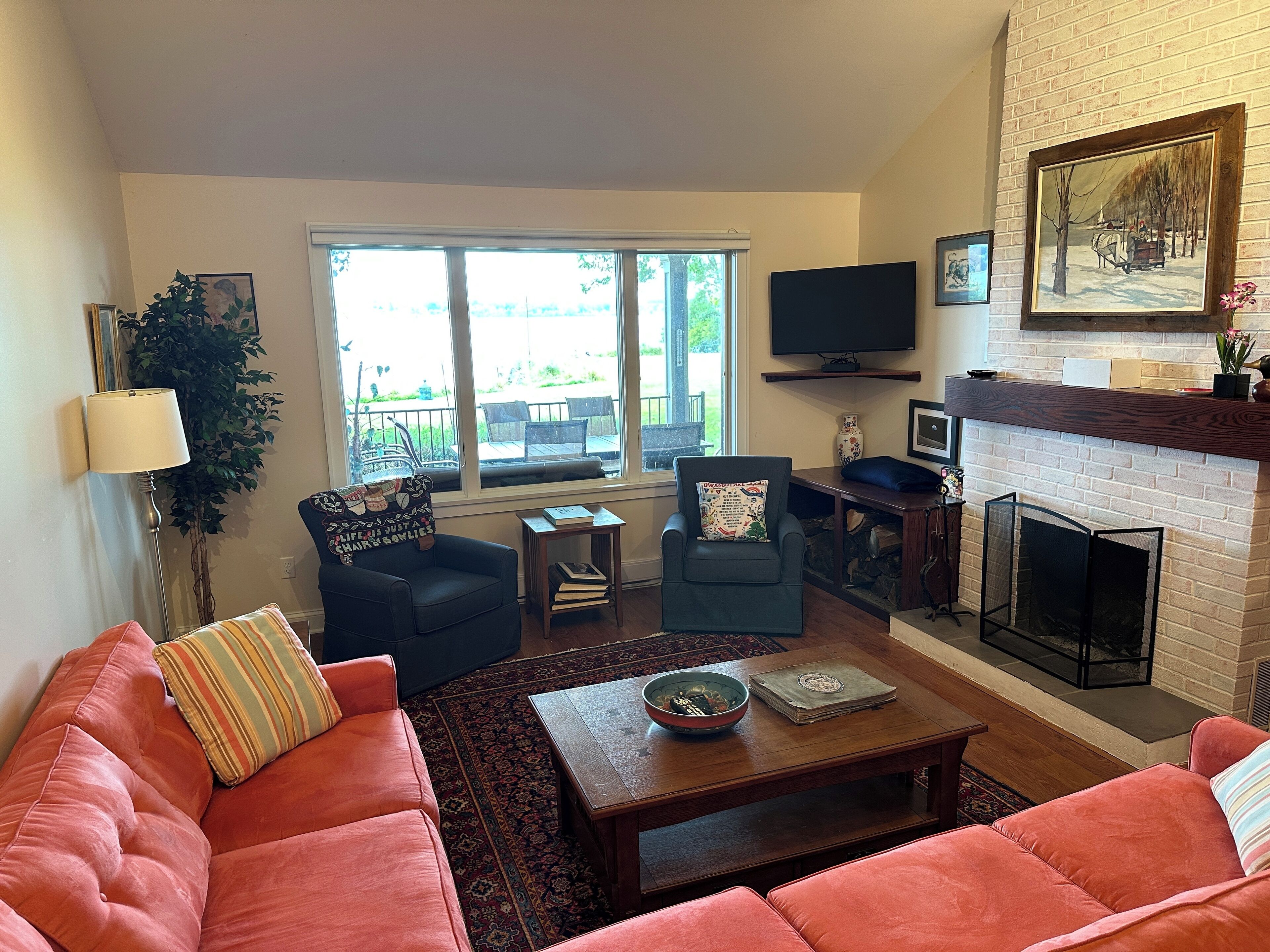 Una televisión, una chimenea