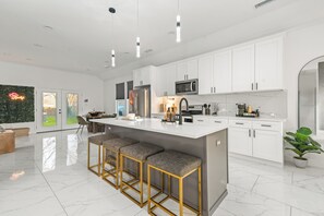 Mikrowelle, Ofen, Herdplatte, Geschirrspüler