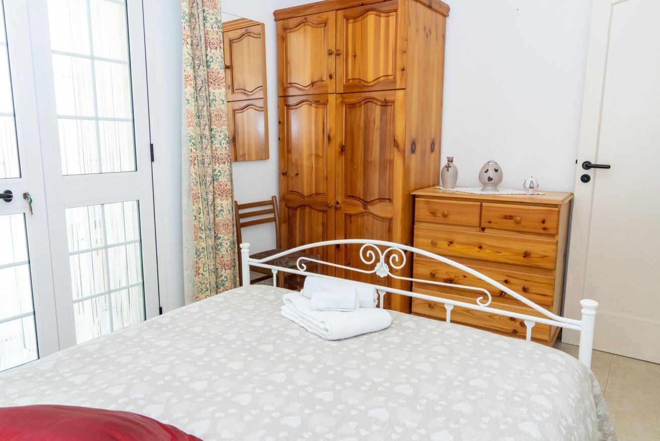 3 bedrooms, iron/ironing board, travel crib