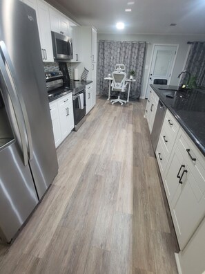 Réfrigérateur, four à micro-ondes, un four, surface de cuisson