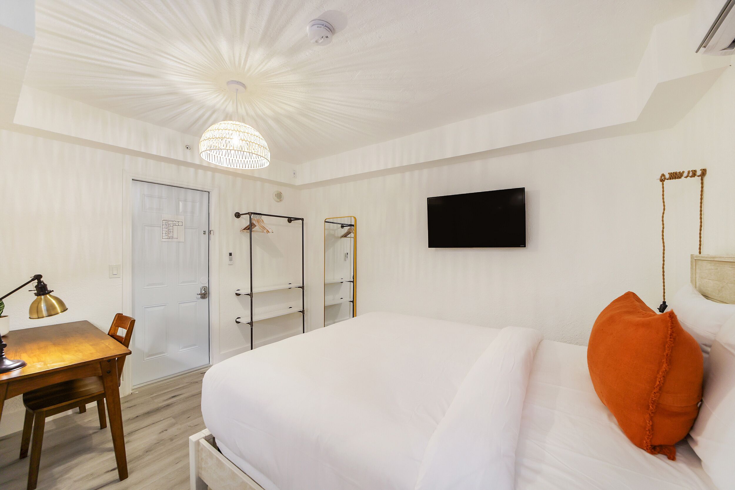 ห้องสแตนดาร์ดดับเบิล, เตียงควีนไซส์ 2 เตียง, ห้องน้ำส่วนตัว (Self check-in) | เตียงเมมโมรีโฟม, โต๊ะทำงาน, พื้นที่ทำงานแบบใช้แล็ปท็อป, ผ้าม่านกันแสง