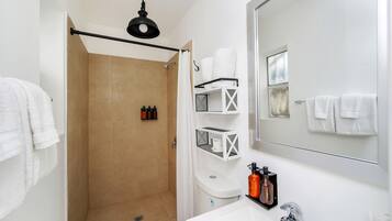 Family Suite, Berbilang Katil, Private Bathroom (Self check-in) | Bilik Mandi | Pancuran mandi, pengering rambut, tuala disediakan, sabun