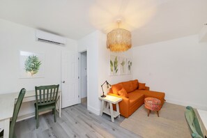 Family Suite, Multiple Beds, Private Bathroom (Self check-in) | Living area | 42-inch Smart TV with digital channels - Alton Road (Miami Beach)