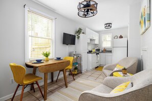 Interior - Virginia Highland 1 BDRM, Walk to Beltline, Perfect FIFA Stay for 2 (Atlanta)