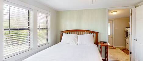 Tabla de planchar con plancha, wifi y ropa de cama