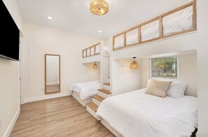 8 Schlafzimmer, Schreibtisch, Bügeleisen/Bügelbrett, Reisekinderbett