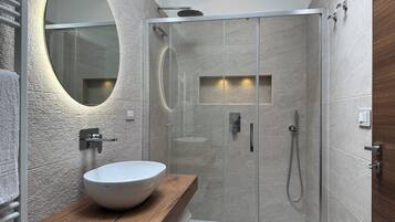Regadera, tina de hidromasaje, secadora de cabello, bidet