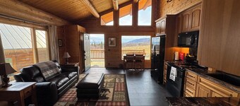 Delightful 2-bedroom 2-Bath chalet in charming Homer. Perfect for relaxing!