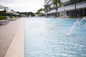 2 outdoor pools, pool umbrellas, sun loungers - Exclusive 2BR Apartment Punta Cana (Punta Cana)