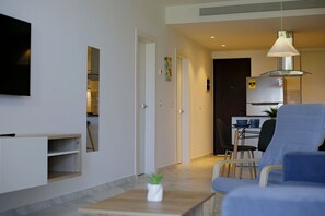 Departamento exclusivo | Área de sala de estar | Televisión LED de 55 pulgadas con canales digitales y Netflix 