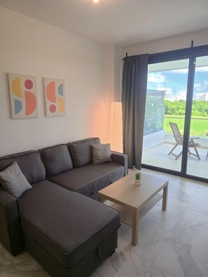 Departamento exclusivo | Área de sala de estar | Televisión LED de 55 pulgadas con canales digitales y Netflix 