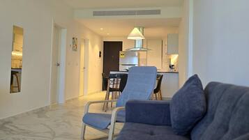 Apartamento exclusivo | Área de estar | TV LED 55 polegadas com canais digitais, Netflix, serviços de streaming