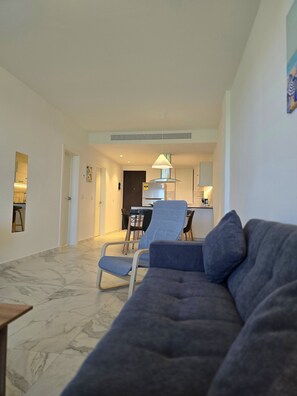 Departamento exclusivo | Área de sala de estar | Televisión LED de 55 pulgadas con canales digitales y Netflix 