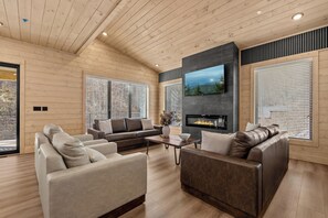 Smart-TV, Kamin, Tischtennisplatte