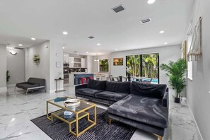 TV, offices - New Vibrant Villa~Heat Pool~Jacuzzi~BBQ~Pickleball (Miami)