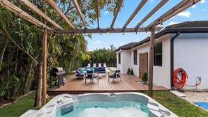Terrace/patio - Villa Moonlight | Pool •Jacuzzi• BBQ• Pickleball (Miami)