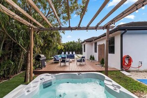 Terrace/patio - New Vibrant Villa~Heat Pool~Jacuzzi~BBQ~Pickleball (Miami)